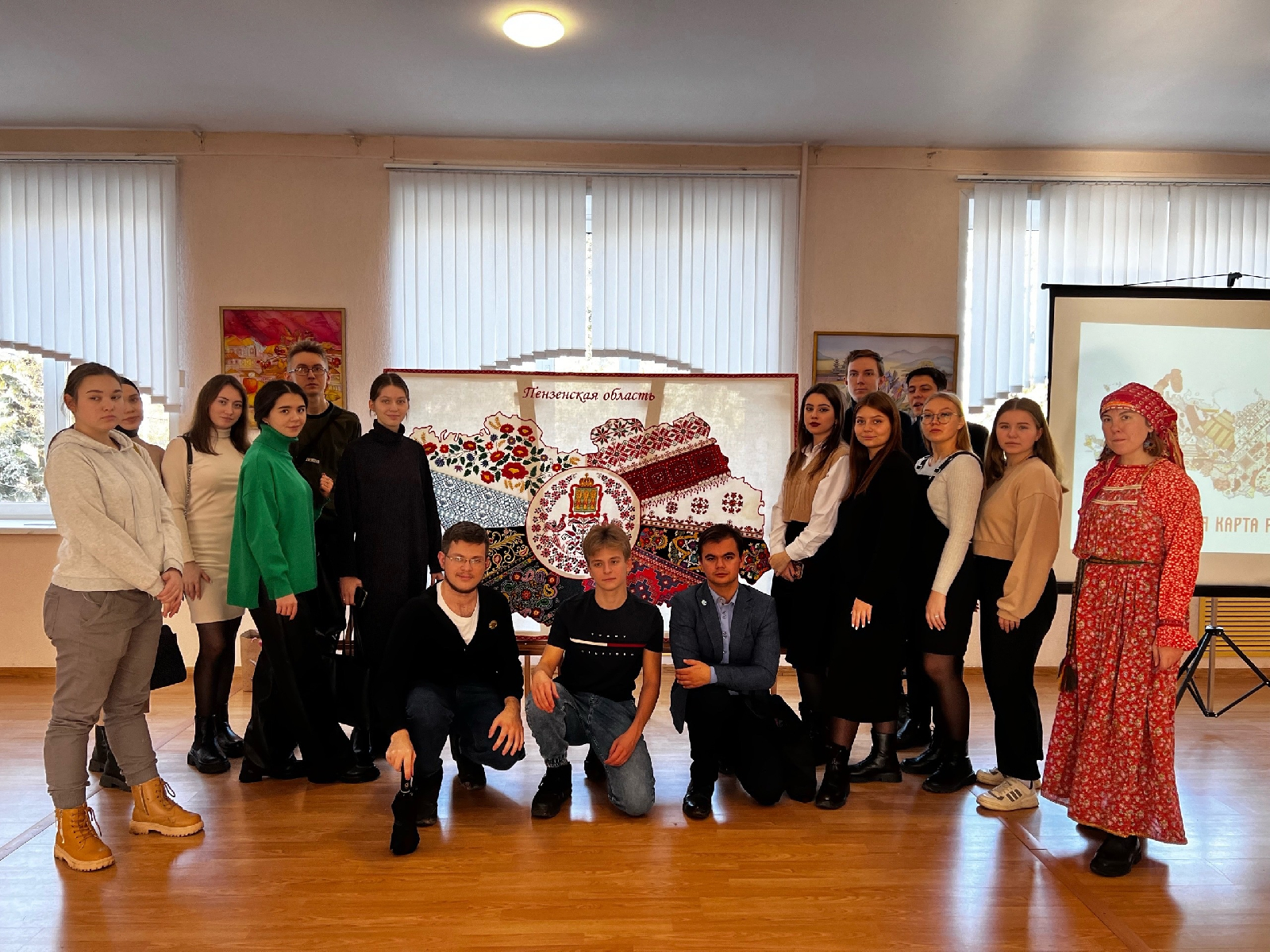 31 октября 2023 года студенты группы 21ИПО1 ИФФ (куратор – проф. Ставицкий В.В.) посетили выставку краеведческого музея Вышитая карта Пензенской области